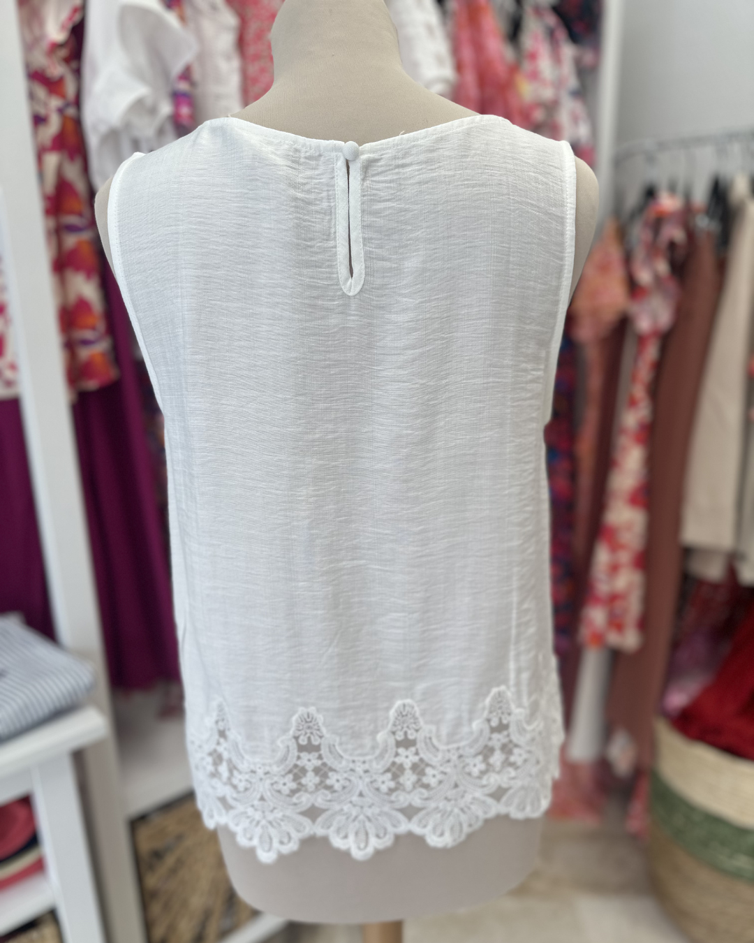 Top blanc dentelle bas L'armoire de Calista