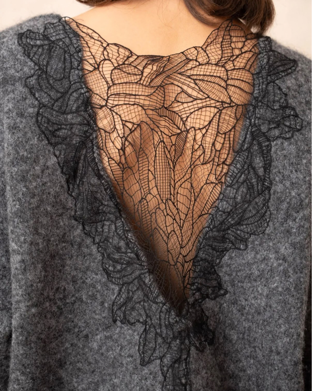Pull gris dos dentelle