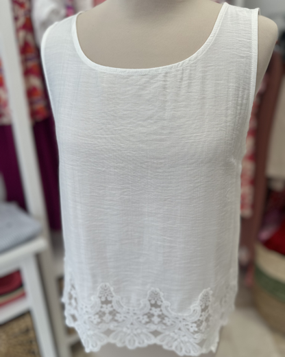 Top blanc dentelle bas L'armoire de Calista