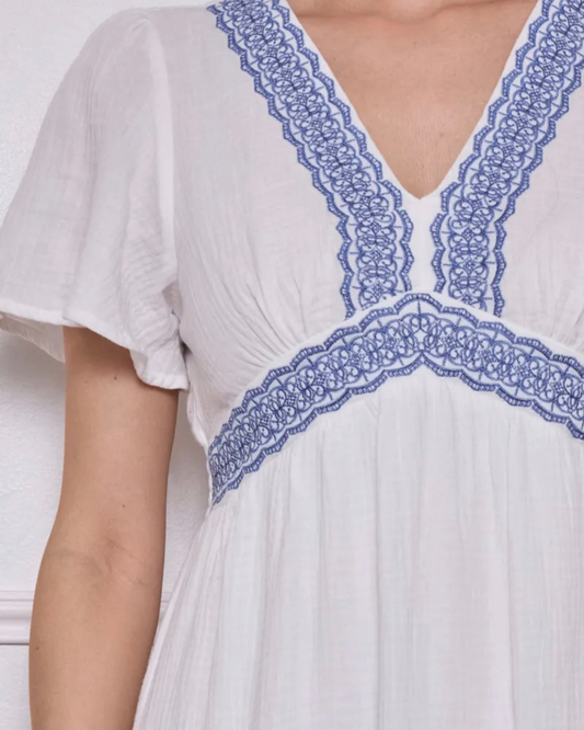 Robe gaze de coton blanche broderie bleue