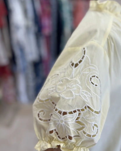 Haut jaune ficele L'armoire de Calista