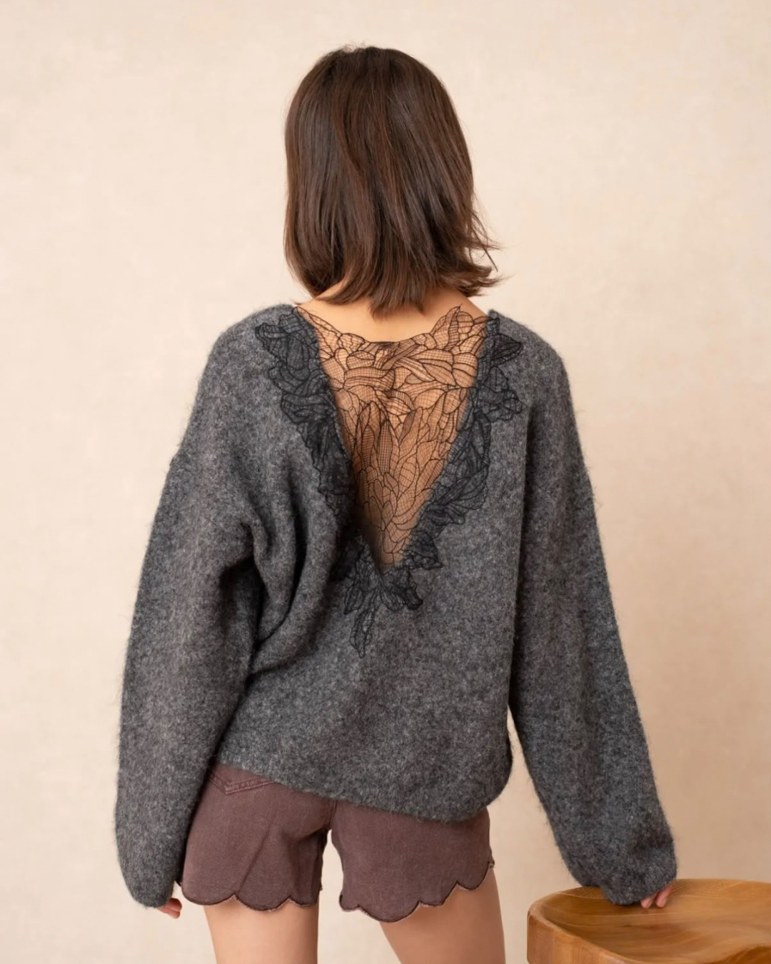 Pull gris dos dentelle