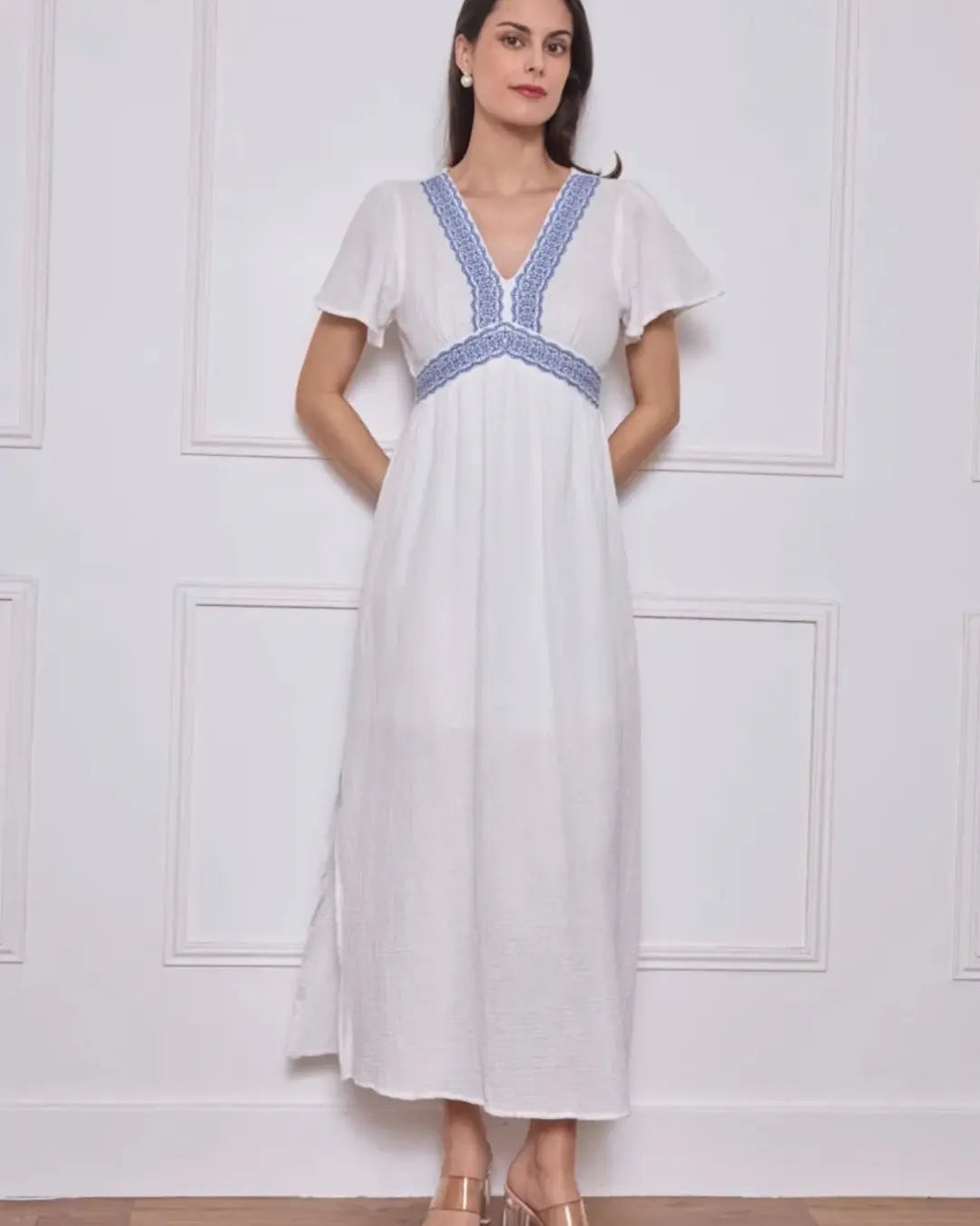 Robe blanche broderie bleue L'armoire de Calista