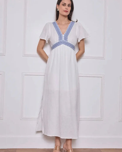Robe blanche broderie bleue L'armoire de Calista